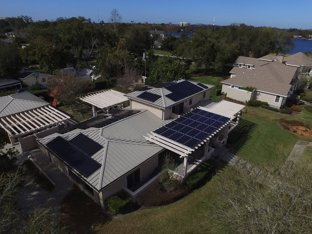 Vista aérea de una instalación solar residencial
