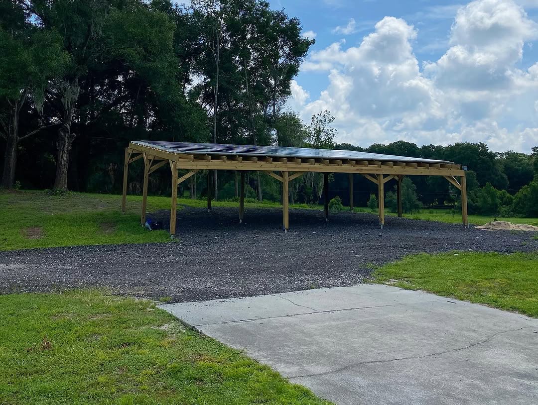 Carport de madera con paneles solares